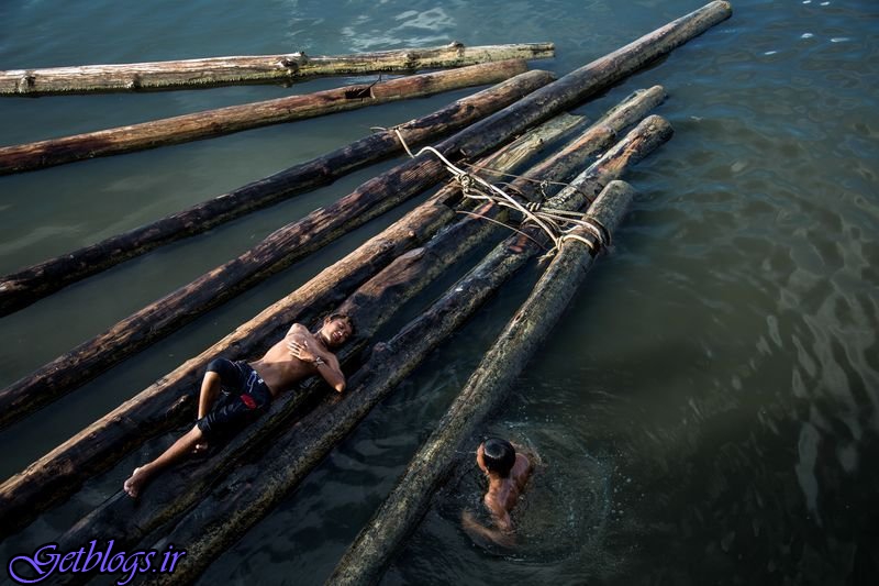 شناور بودن نوجوان های میانماری روی آب در تصویر روز نشنال جئوگرافیک