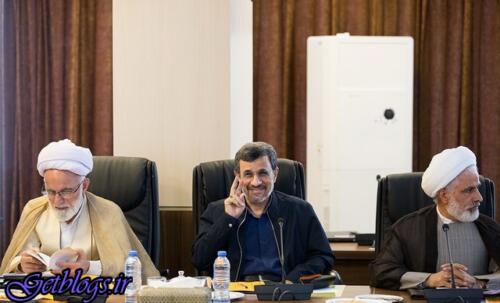 دست احمدی‌نژاد به نشان کدام پیروزی اوج آمده است؟