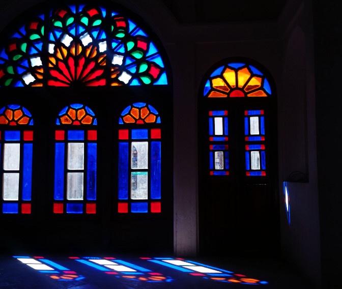 ماجرای راه اندازی بنر دروغین تعطیلی منزل طباطبایی‌ها به علت مرمت و تصویر العمل تهیه کننده بانوی عمارت