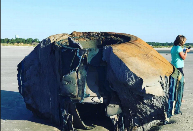 عکس ، کشف یک شی مرموز عجیب در ساحل دریا!